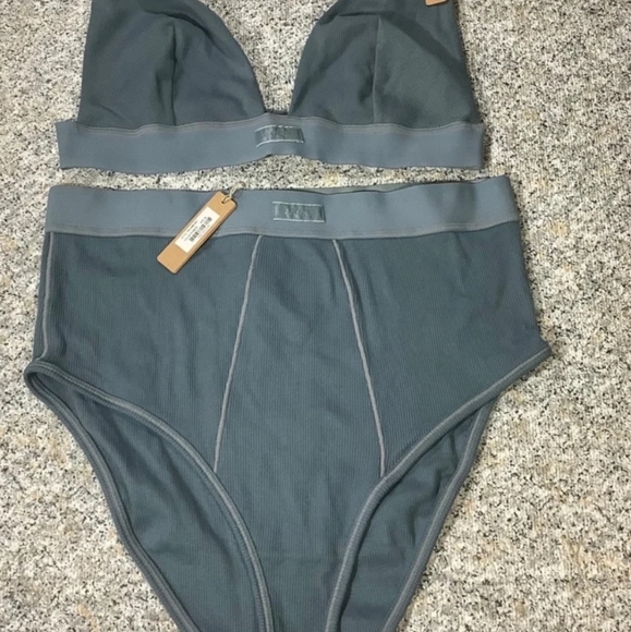 SKIMS NWT set, Deep Plunge 2XL, and Boyfriend Briefs XL - Picture 1 of 4